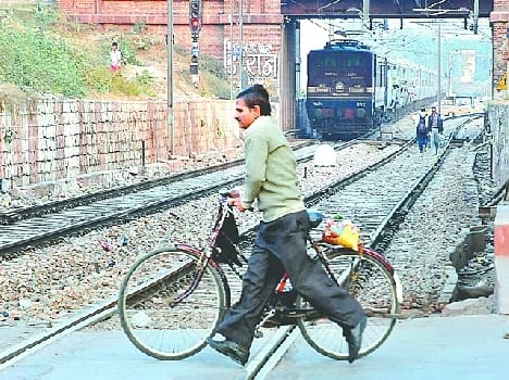 dangerous railway crossing in agra city